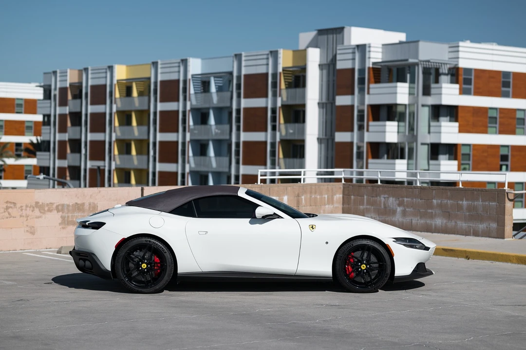 2025 Ferrari Roma Spider - Image 26 of 31
