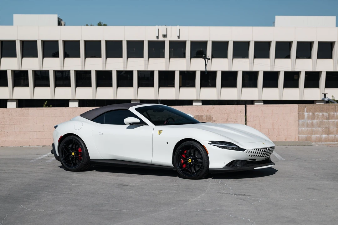 2025 Ferrari Roma Spider - Image 27 of 31
