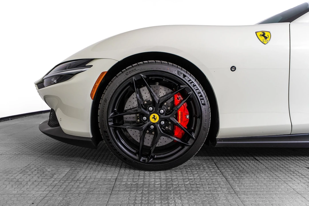 2025 Ferrari Roma Spider - Image 9 of 31