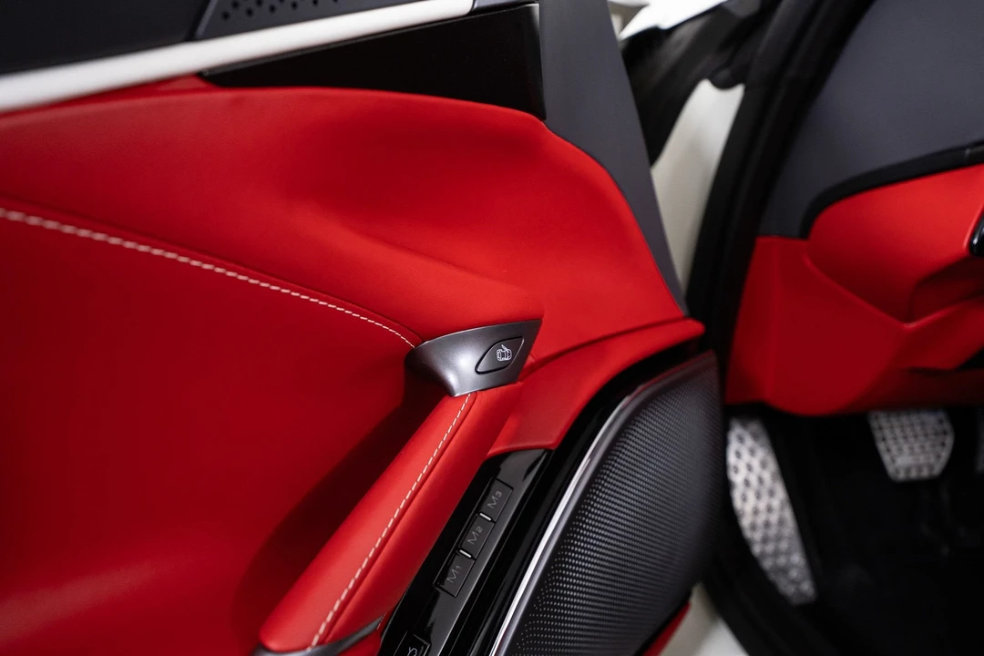2025 Ferrari Roma Spider - Image 21 of 31
