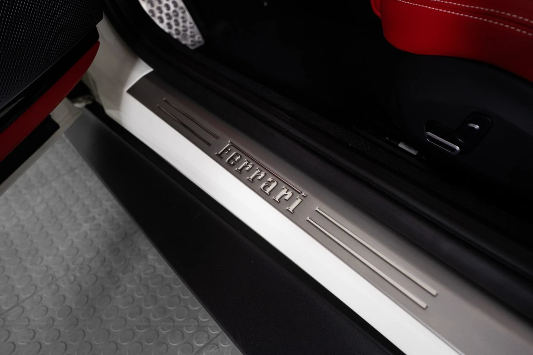 2025 Ferrari Roma Spider - Image 20 of 31
