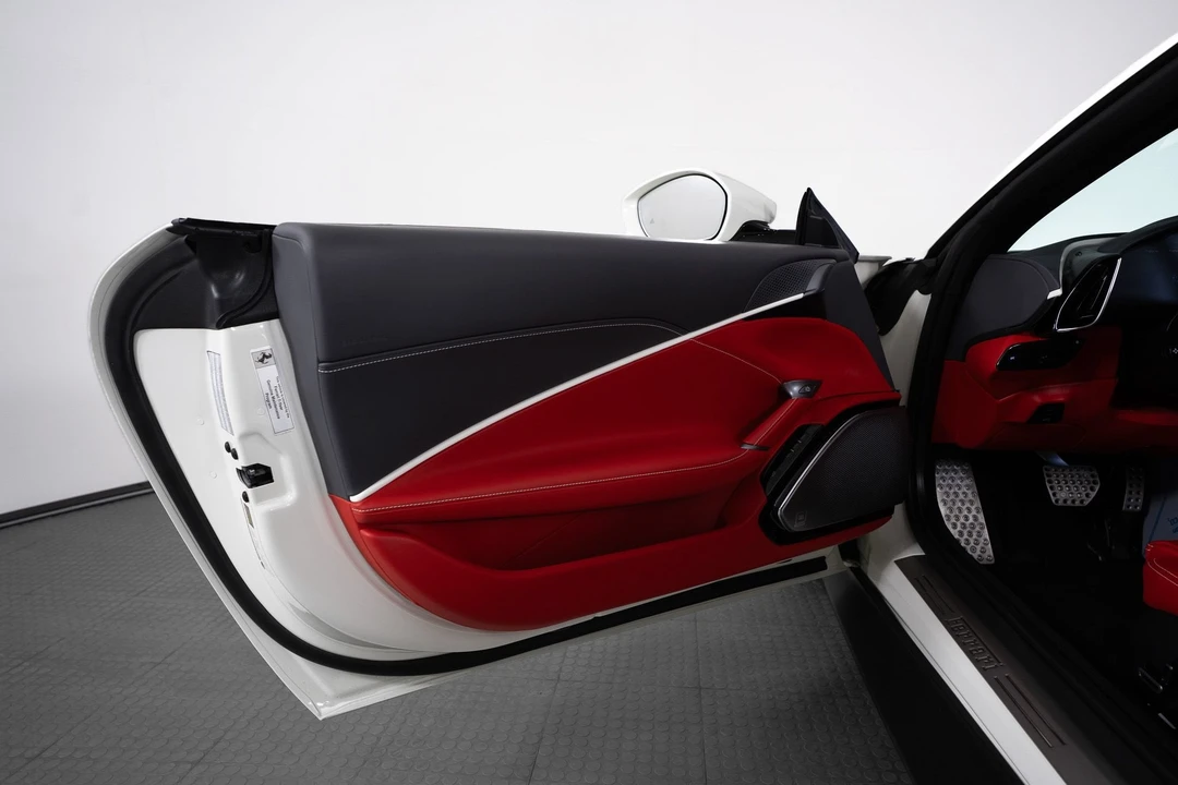 2025 Ferrari Roma Spider - Image 18 of 31