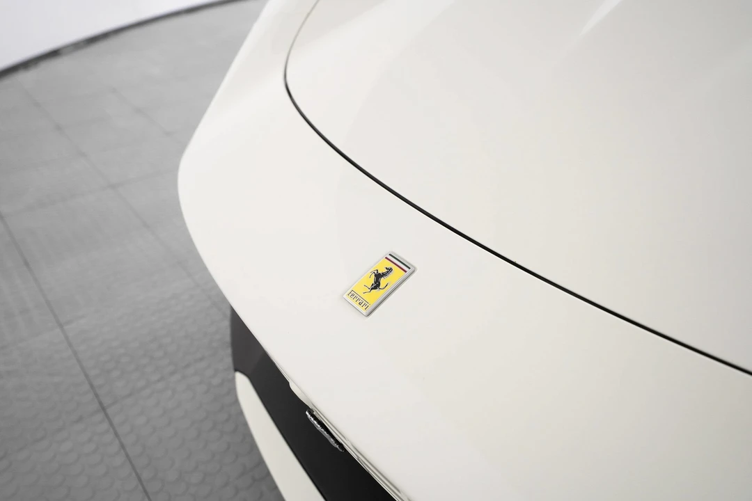 2025 Ferrari Roma Spider - Image 12 of 31