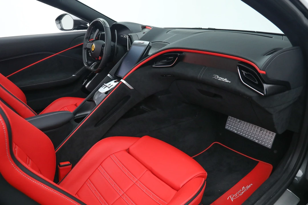 2025 Ferrari Roma Spider - Image 29 of 31