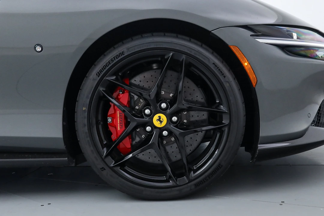 2025 Ferrari Roma Spider - Image 19 of 31