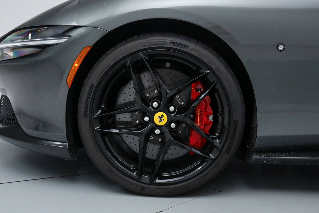 2025 Ferrari Roma Spider - Image 21 of 31
