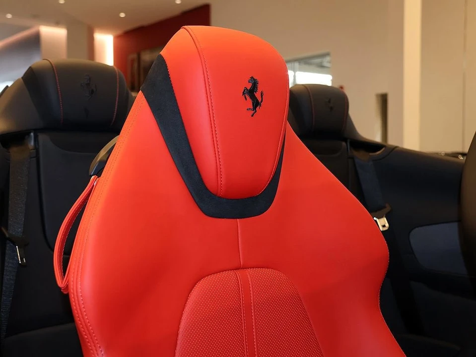 2025 Ferrari Roma Spider - Image 17 of 31