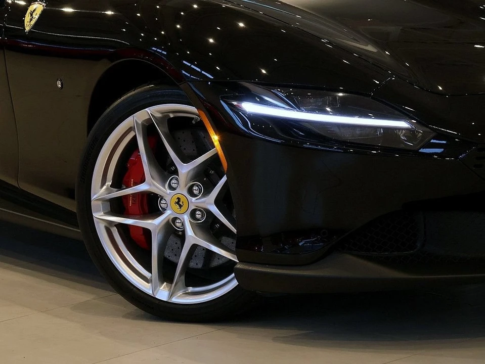 2025 Ferrari Roma Spider - Image 7 of 31