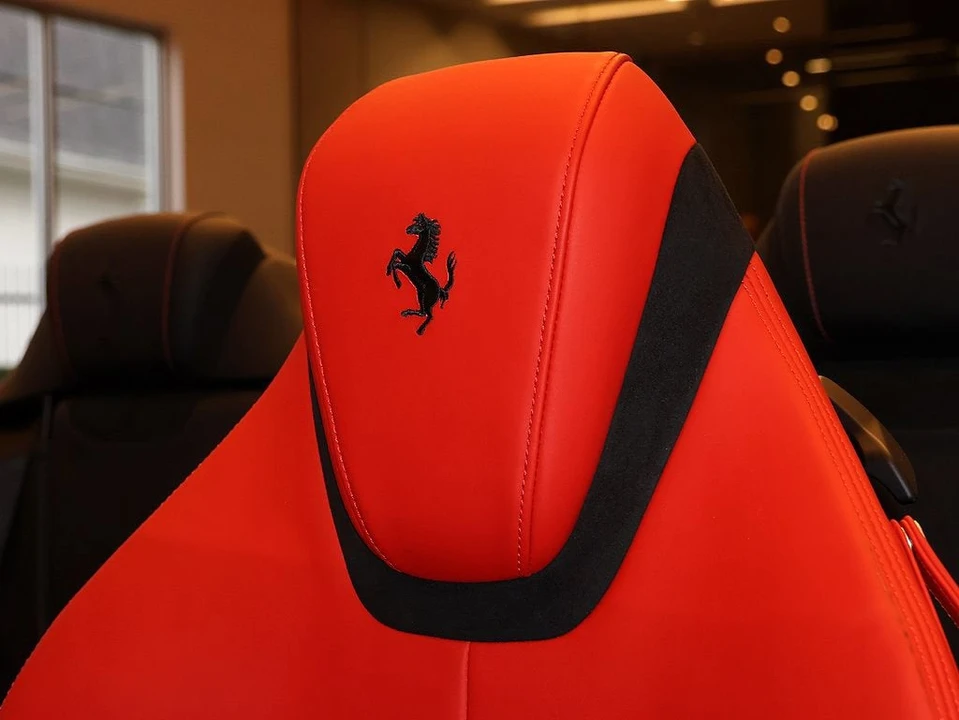 2025 Ferrari Roma Spider - Image 28 of 31