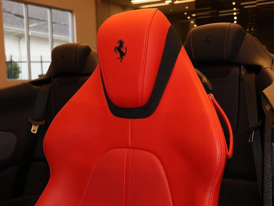 2025 Ferrari Roma Spider - Image 27 of 31