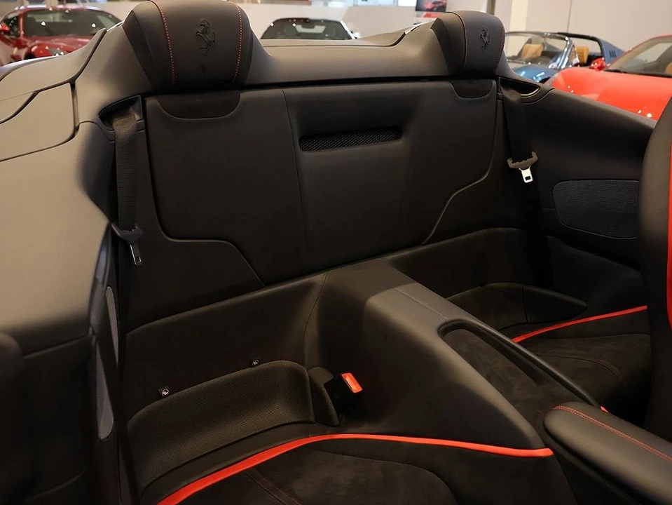 2025 Ferrari Roma Spider - Image 19 of 31