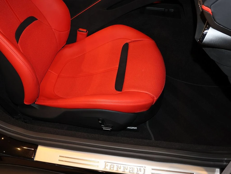 2025 Ferrari Roma Spider - Image 11 of 31