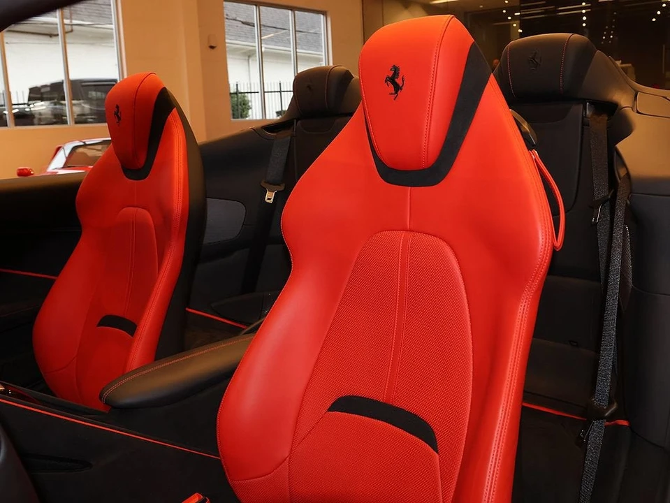 2025 Ferrari Roma Spider - Image 25 of 31