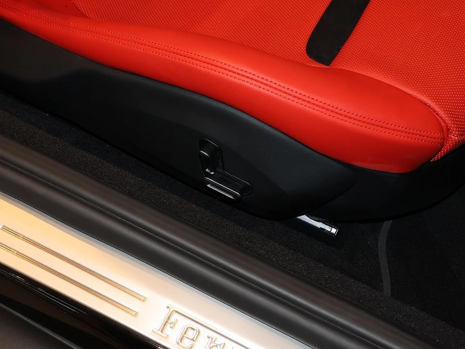 2025 Ferrari Roma Spider - Image 12 of 31