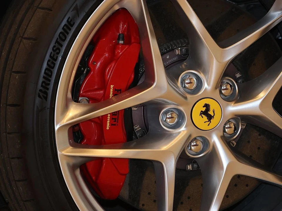 2025 Ferrari Roma Spider - Image 8 of 31