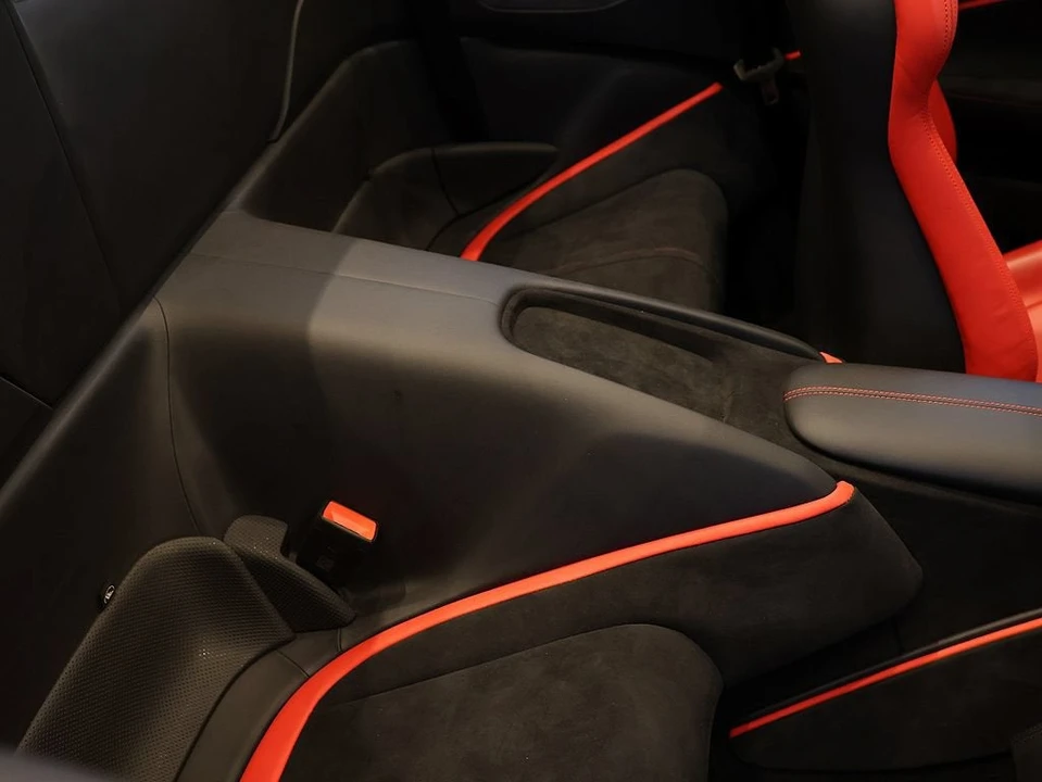 2025 Ferrari Roma Spider - Image 22 of 31