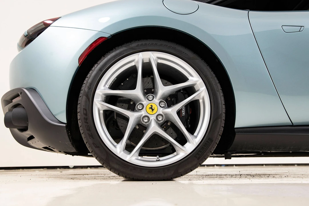 2025 Ferrari Roma Spider - Image 20 of 31