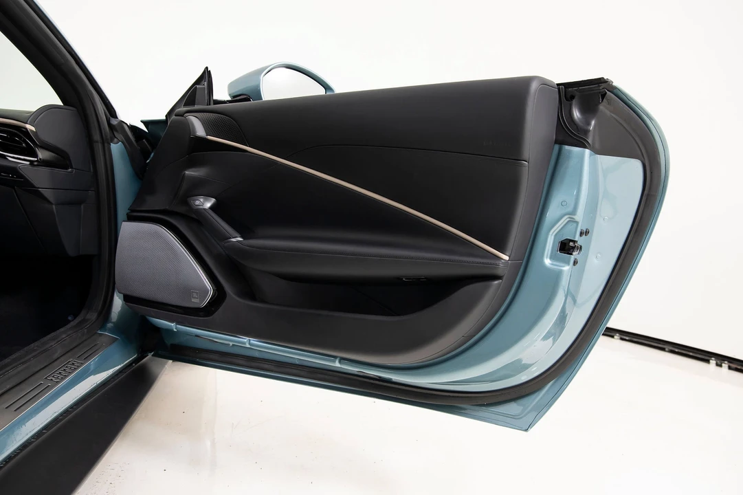 2025 Ferrari Roma Spider - Image 23 of 31
