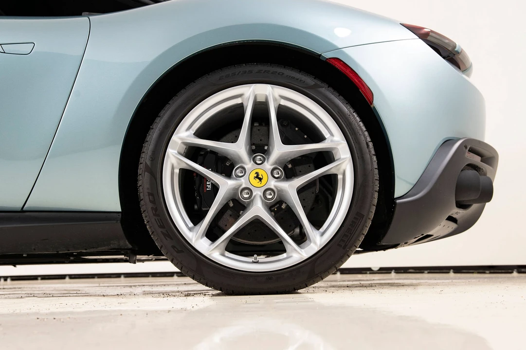 2025 Ferrari Roma Spider - Image 19 of 31