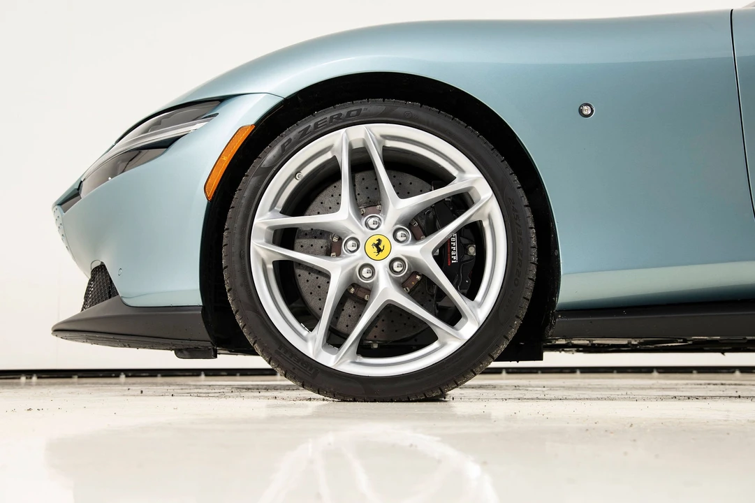 2025 Ferrari Roma Spider - Image 18 of 31