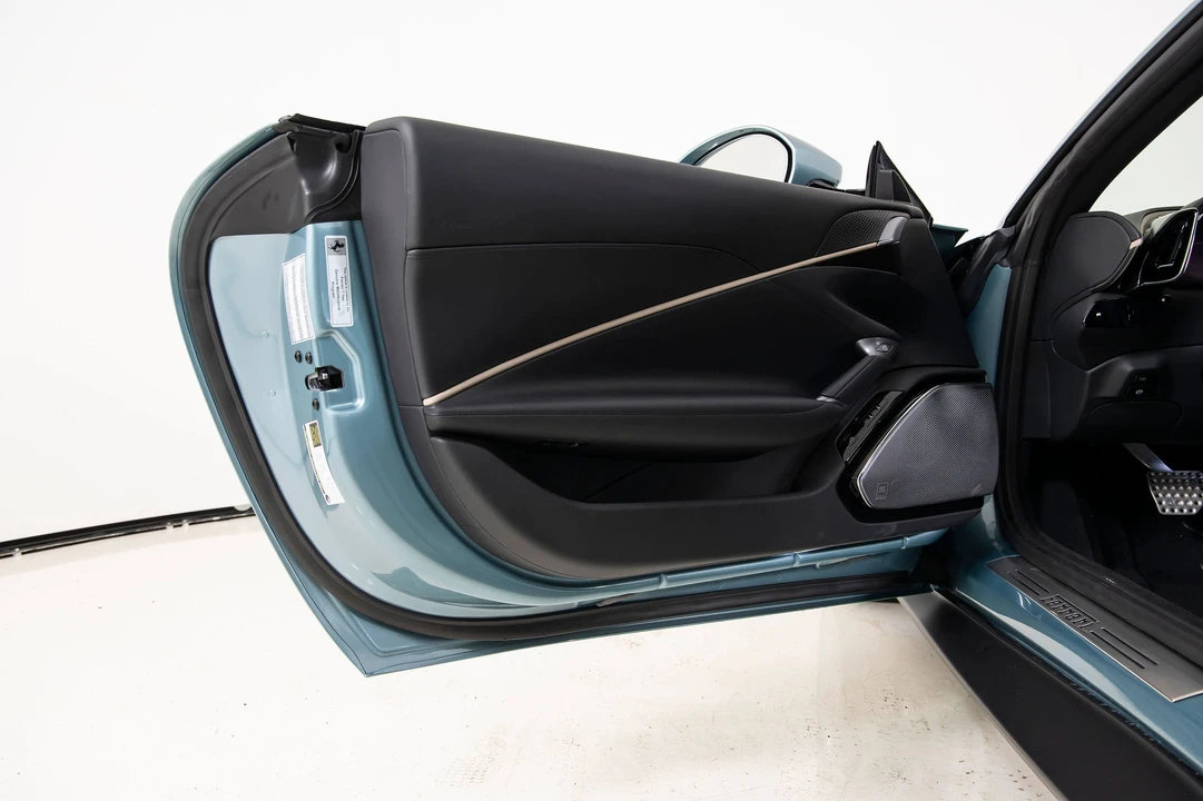 2025 Ferrari Roma Spider - Image 22 of 31