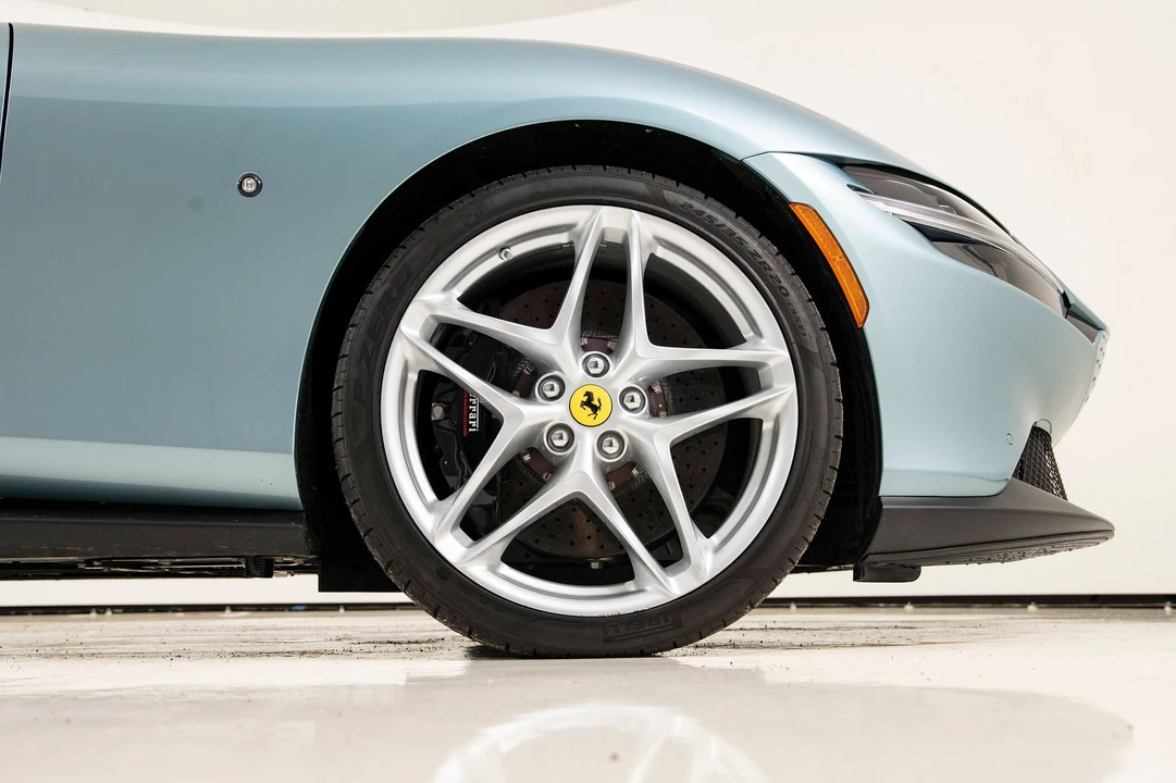 2025 Ferrari Roma Spider - Image 21 of 31