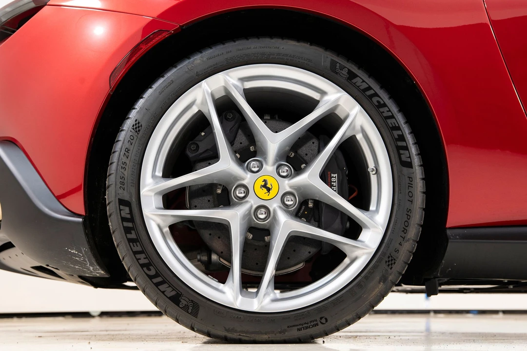 2025 Ferrari Roma Spider - Image 20 of 31
