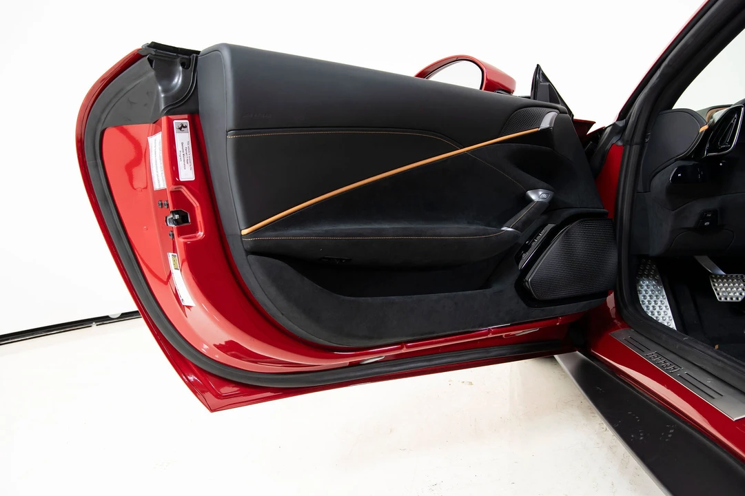 2025 Ferrari Roma Spider - Image 21 of 31