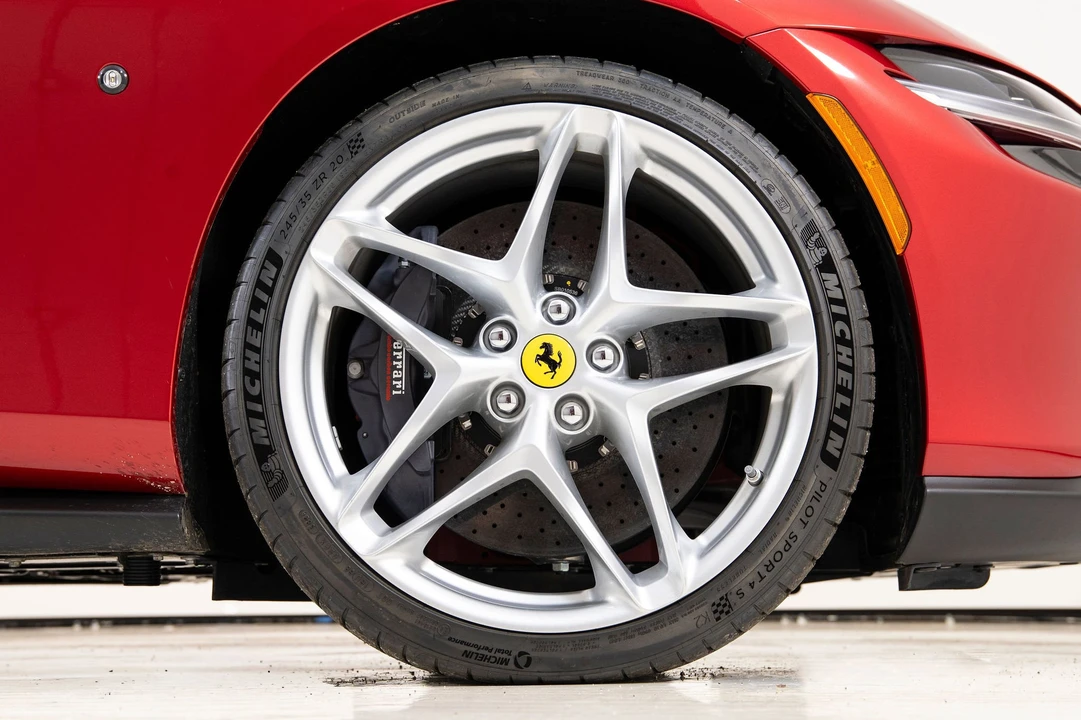 2025 Ferrari Roma Spider - Image 19 of 31
