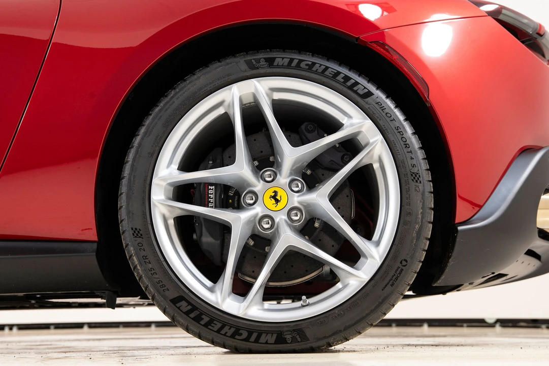 2025 Ferrari Roma Spider - Image 18 of 31