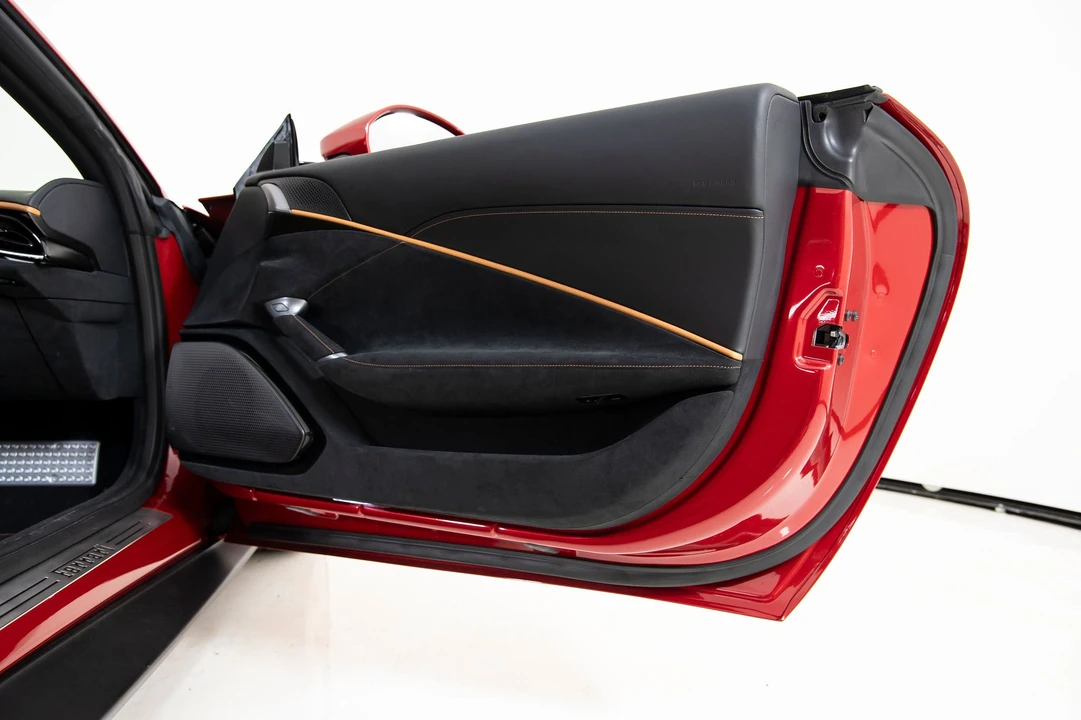 2025 Ferrari Roma Spider - Image 22 of 31