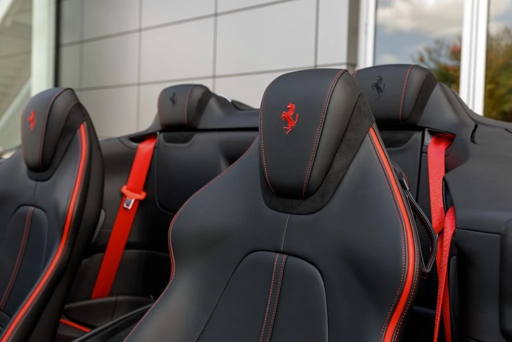 2025 Ferrari Roma Spider - Image 21 of 31