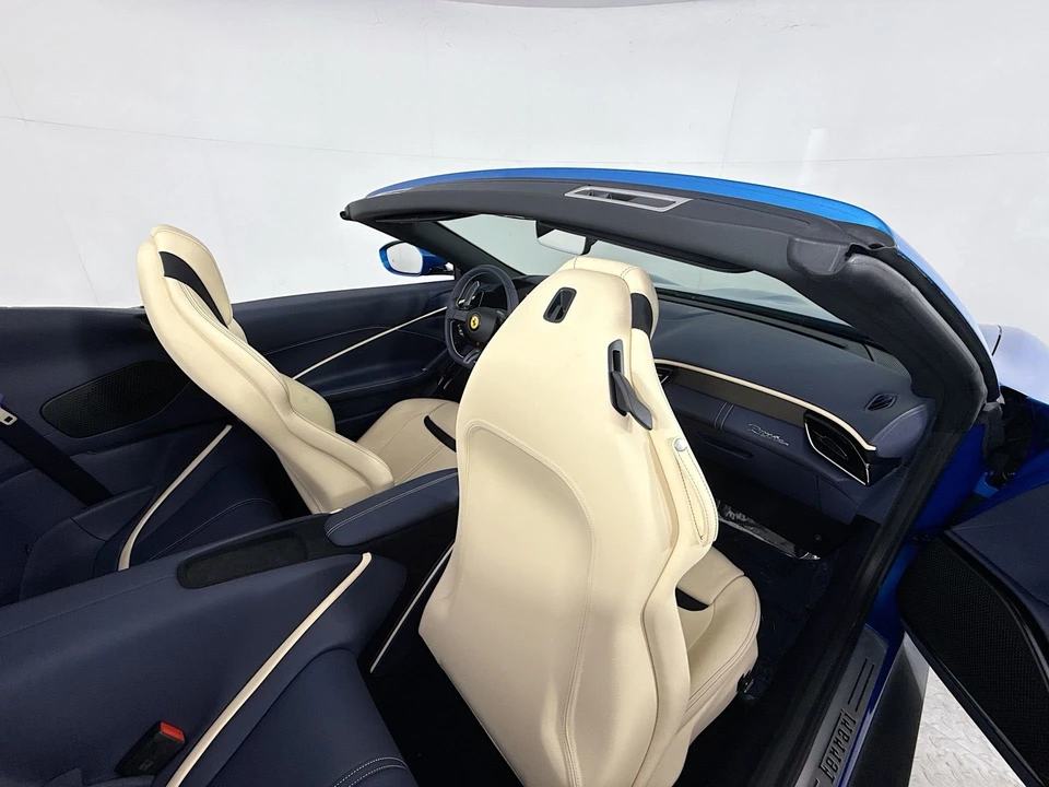2025 Ferrari Roma Spider - Image 24 of 31