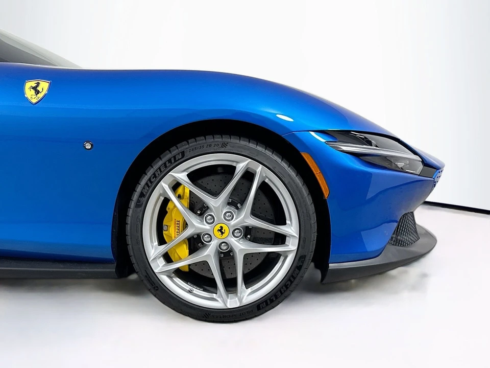2025 Ferrari Roma Spider - Image 28 of 31