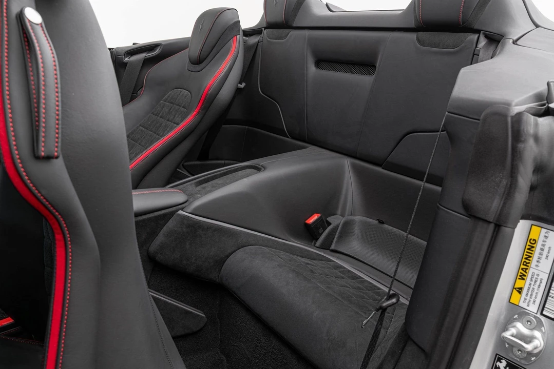 2025 Ferrari Roma Spider - Image 29 of 31
