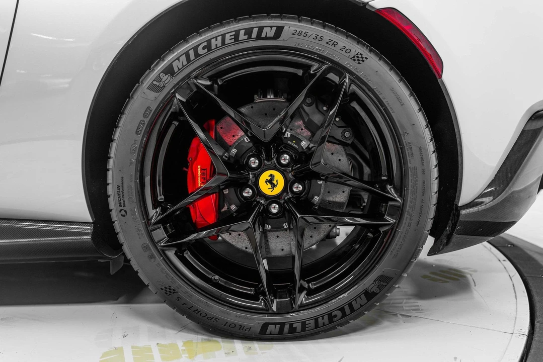 2025 Ferrari Roma Spider - Image 14 of 31