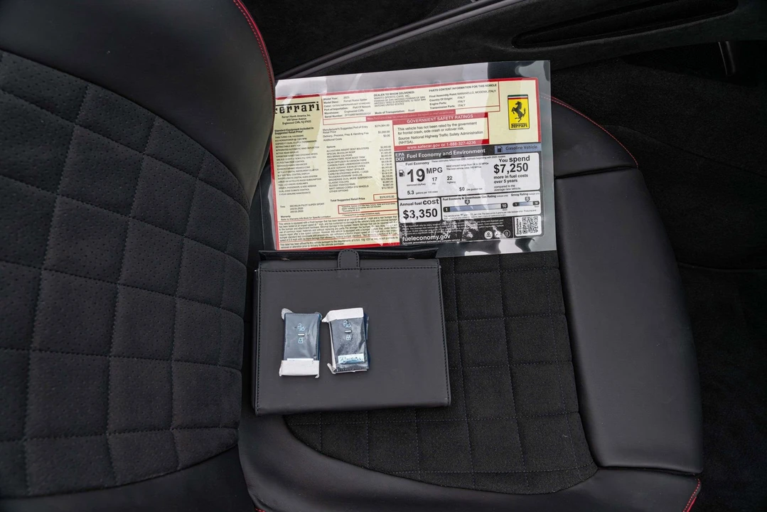 2025 Ferrari Roma Spider - Image 26 of 31