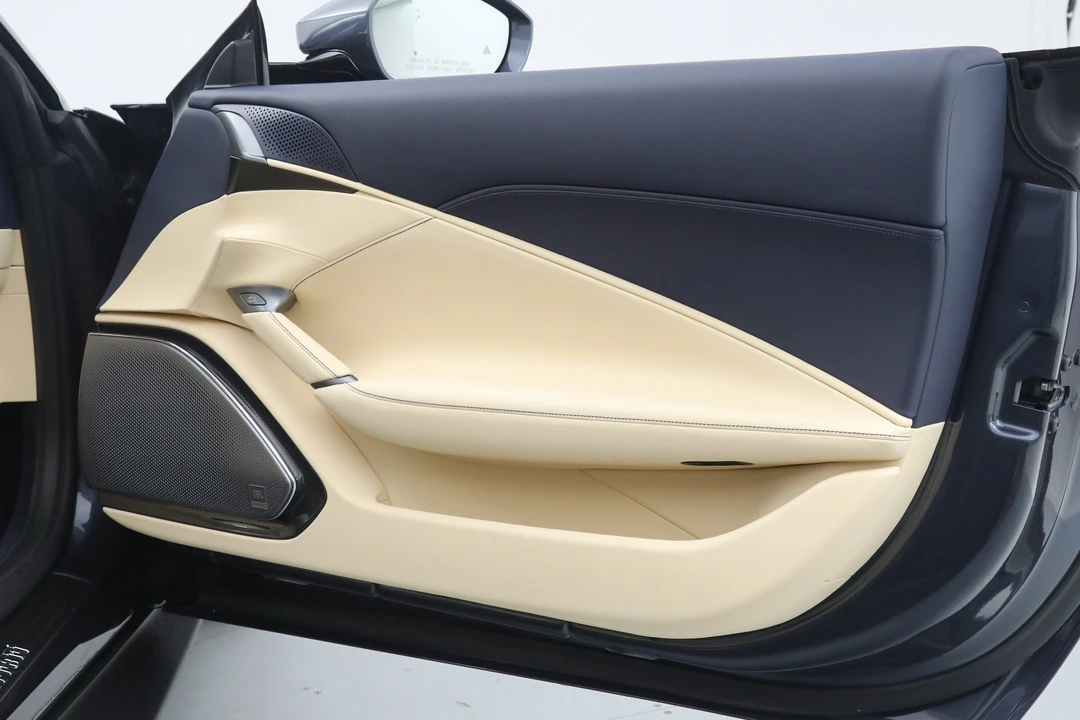 2025 Ferrari Roma Spider - Image 19 of 31