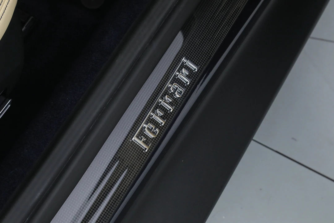 2025 Ferrari Roma Spider - Image 25 of 31