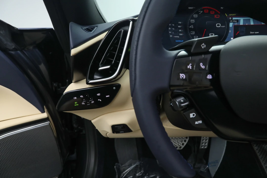 2025 Ferrari Roma Spider - Image 29 of 31