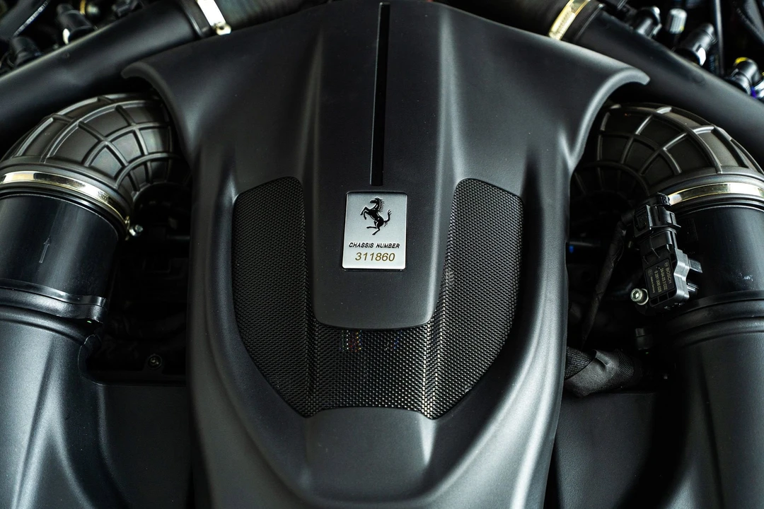 2025 Ferrari Roma Spider - Image 12 of 31