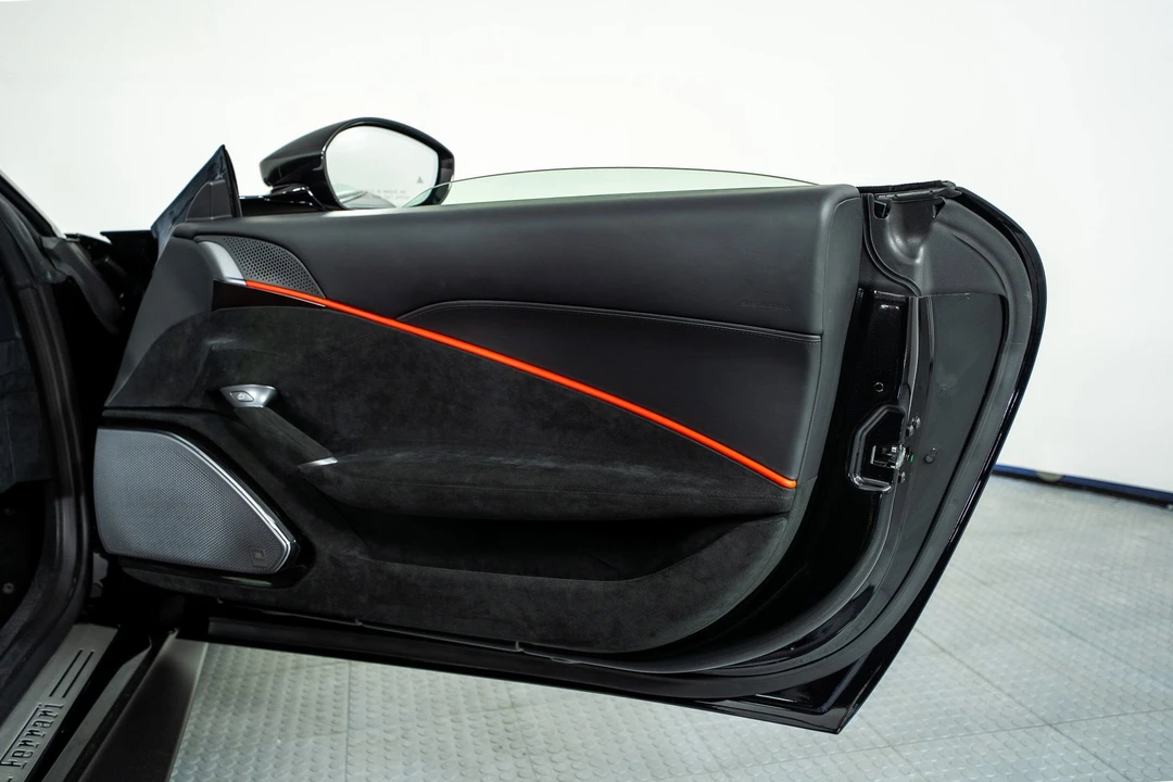 2025 Ferrari Roma Spider - Image 25 of 31