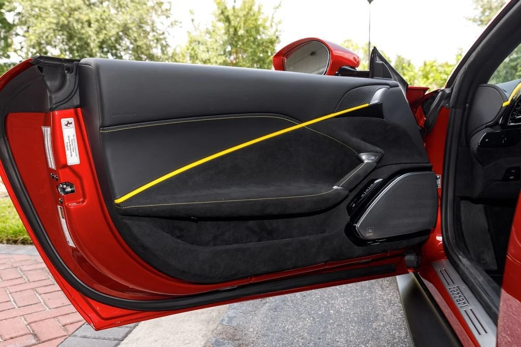 2025 Ferrari Roma Spider - Image 26 of 31