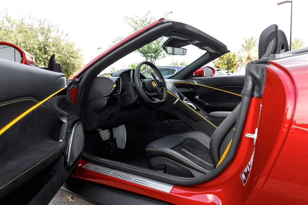 2025 Ferrari Roma Spider - Image 27 of 31