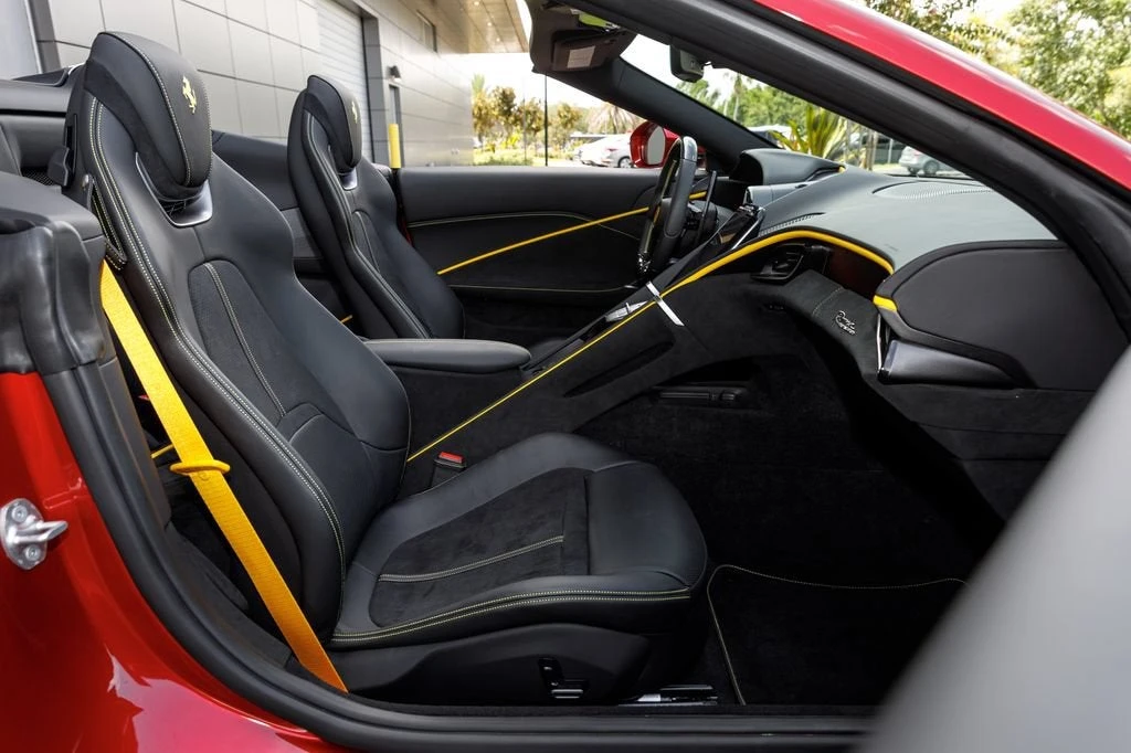 2025 Ferrari Roma Spider - Image 14 of 31