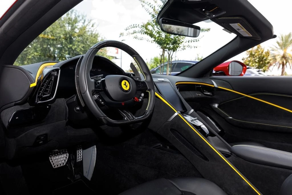 2025 Ferrari Roma Spider - Image 28 of 31