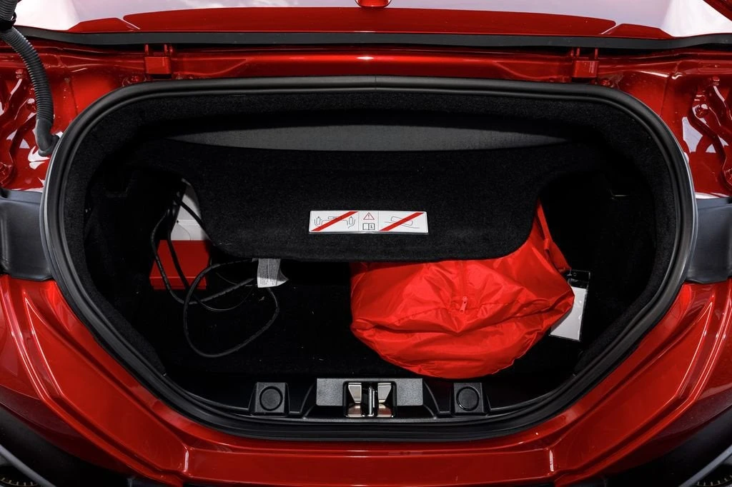 2025 Ferrari Roma Spider - Image 20 of 31