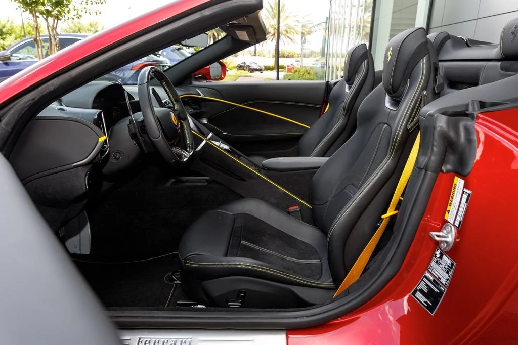 2025 Ferrari Roma Spider - Image 25 of 31