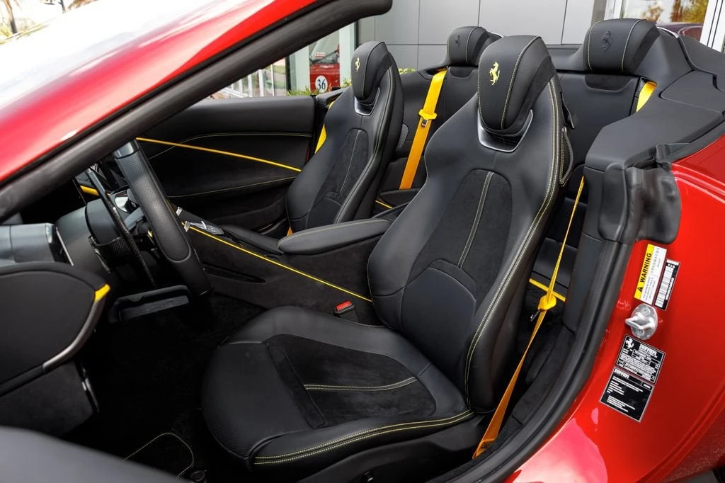 2025 Ferrari Roma Spider - Image 24 of 31