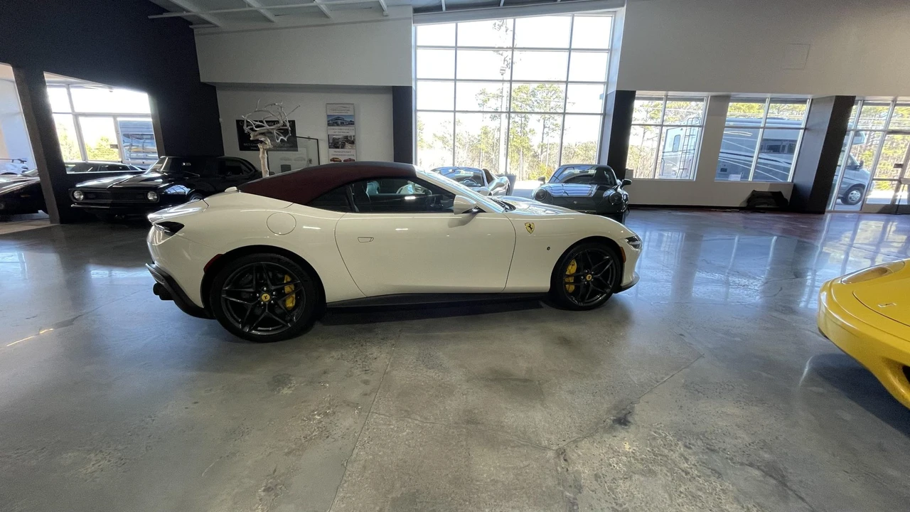 2025 Ferrari Roma Spider - Image 19 of 31